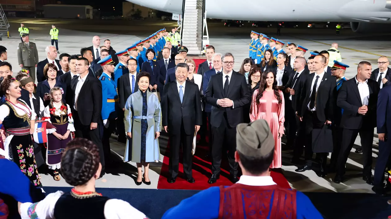 Preşedintele chinez Xi Jinping, întâmpinat cu o horă sârbească pe aeroportul din Belgrad. VIDEO