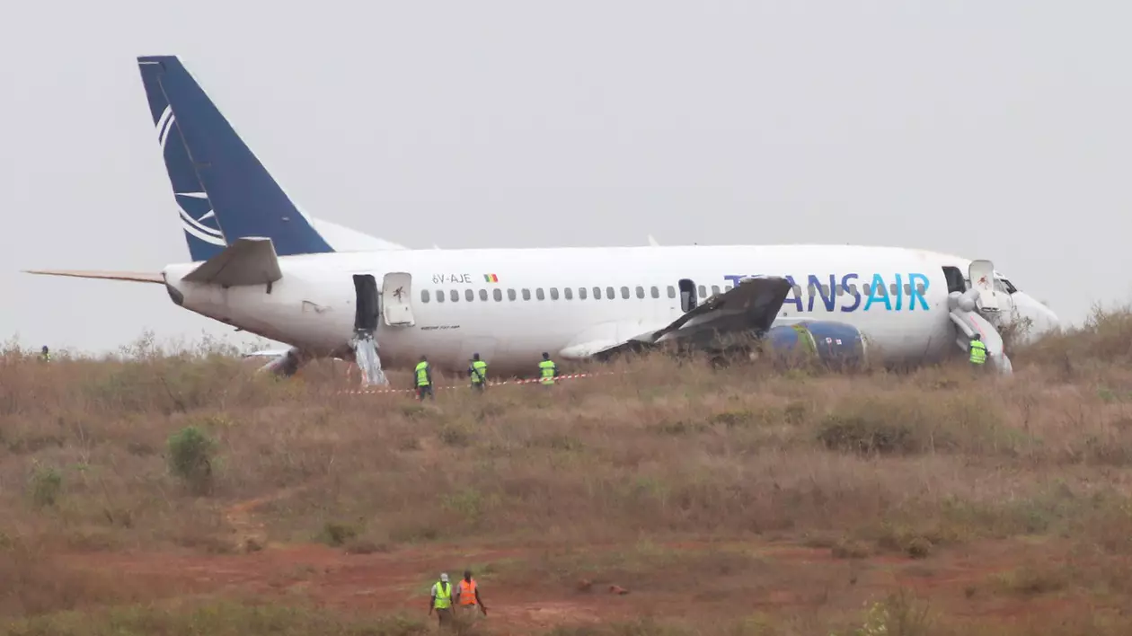 Un avion Boeing 737 a luat foc și a derapat de pe pistă în timpul decolării, în Senegal. Cel puțin zece persoane au fost rănite
