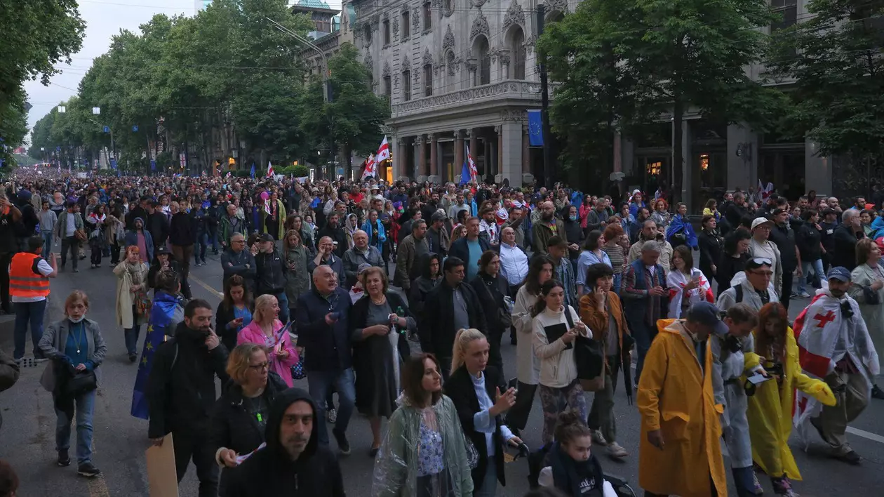 50.000 de oameni au protestat la Tbilisi față de o lege controversată privind „influența străină” | VIDEO