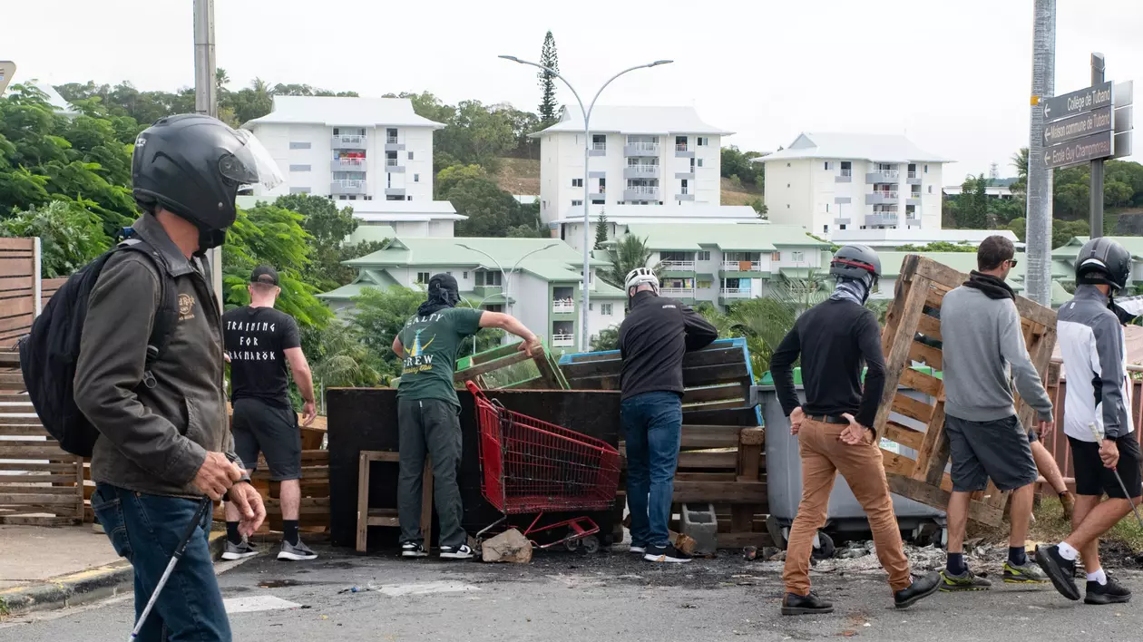 Revolte în Noua Caledonie, după o dezbatere din Parlamentul francez. Trei persoane, împușcate mortal. Macron declară starea de urgenţă