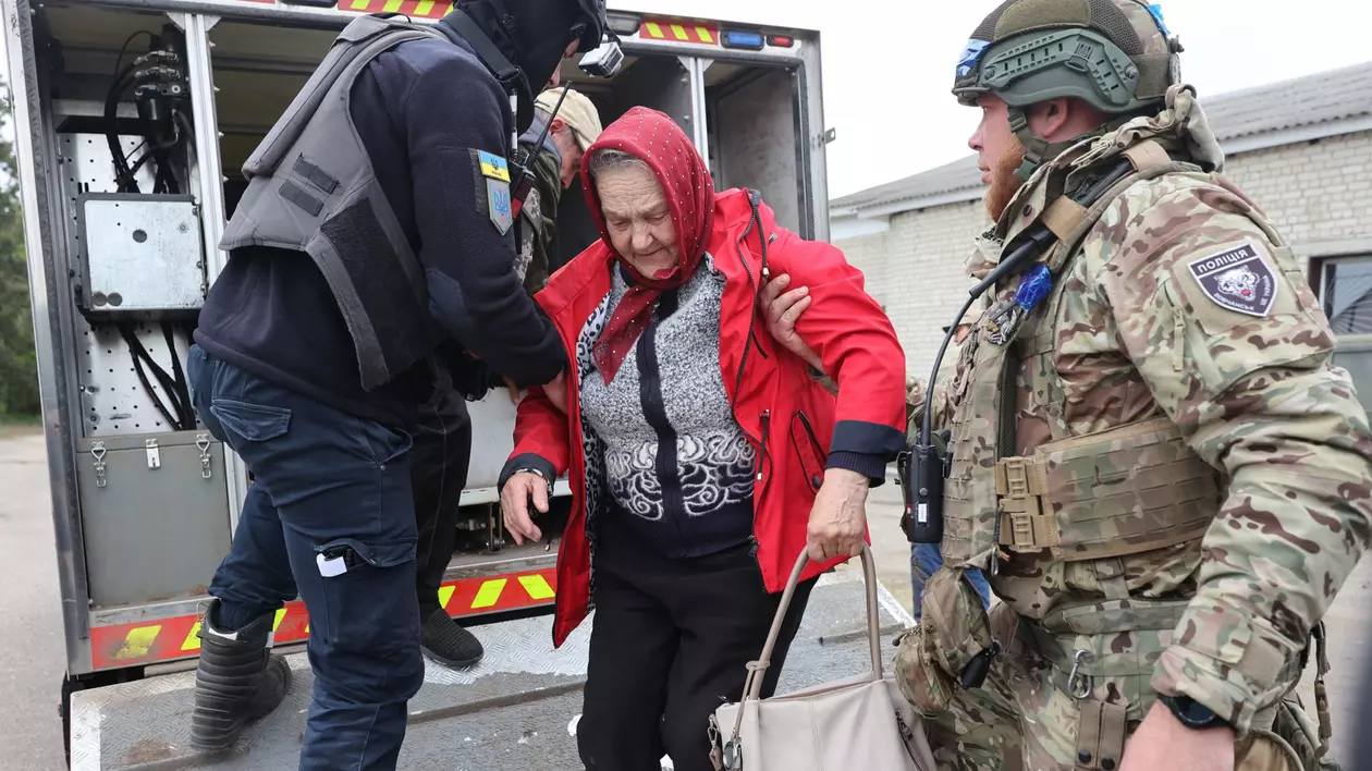 Lupta ucrainenilor pentru evacuarea ultimilor oameni rămași în Vovceansk, amenințată de ofensiva rușilor. „De ce naiba n-ați plecat mai devreme?”