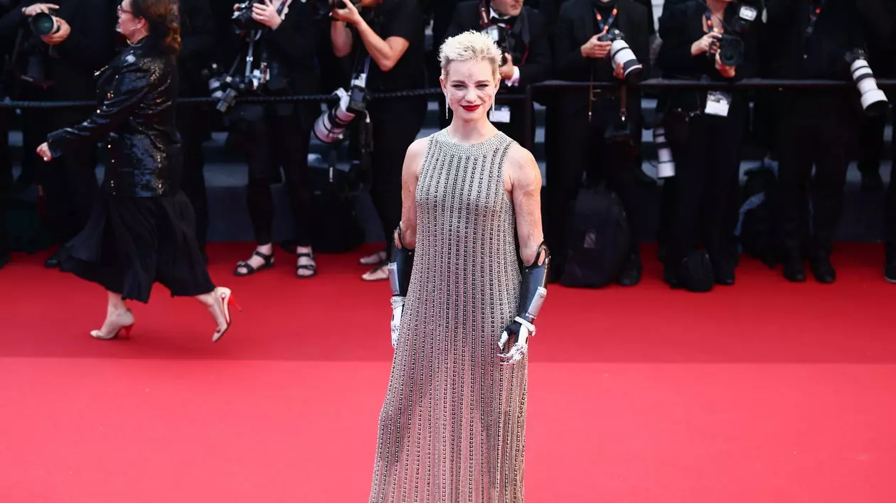 Spadasina paralimpică italiană Beatrice Vio, care are toate membrele amputate, a eclipsat vedetele de la Cannes: „A vrăjit covorul roșu”