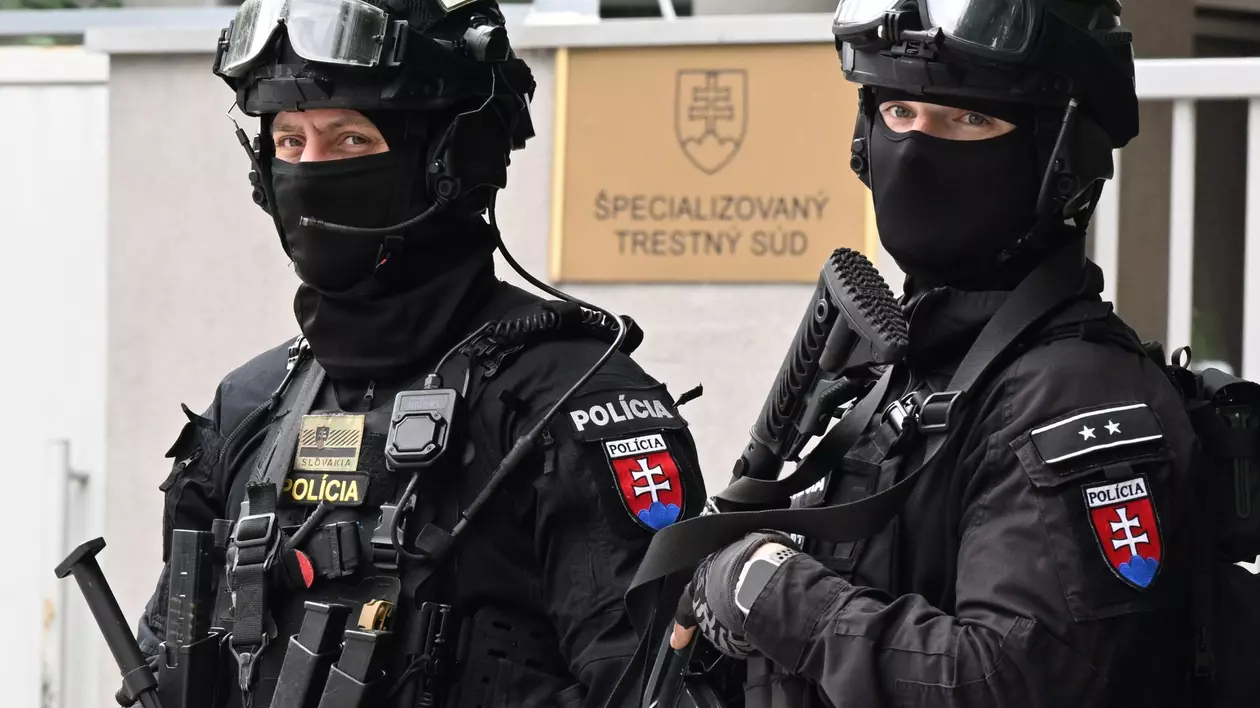Ofițeri de poliție patrulează în fața Tribunalului Penal Specializat, unde este interogat bărbatul acuzat că l-a împușcat pe premierul Robert Fico, 18 mai 2024, Pezinok, Slovacia Foto: Profimedia