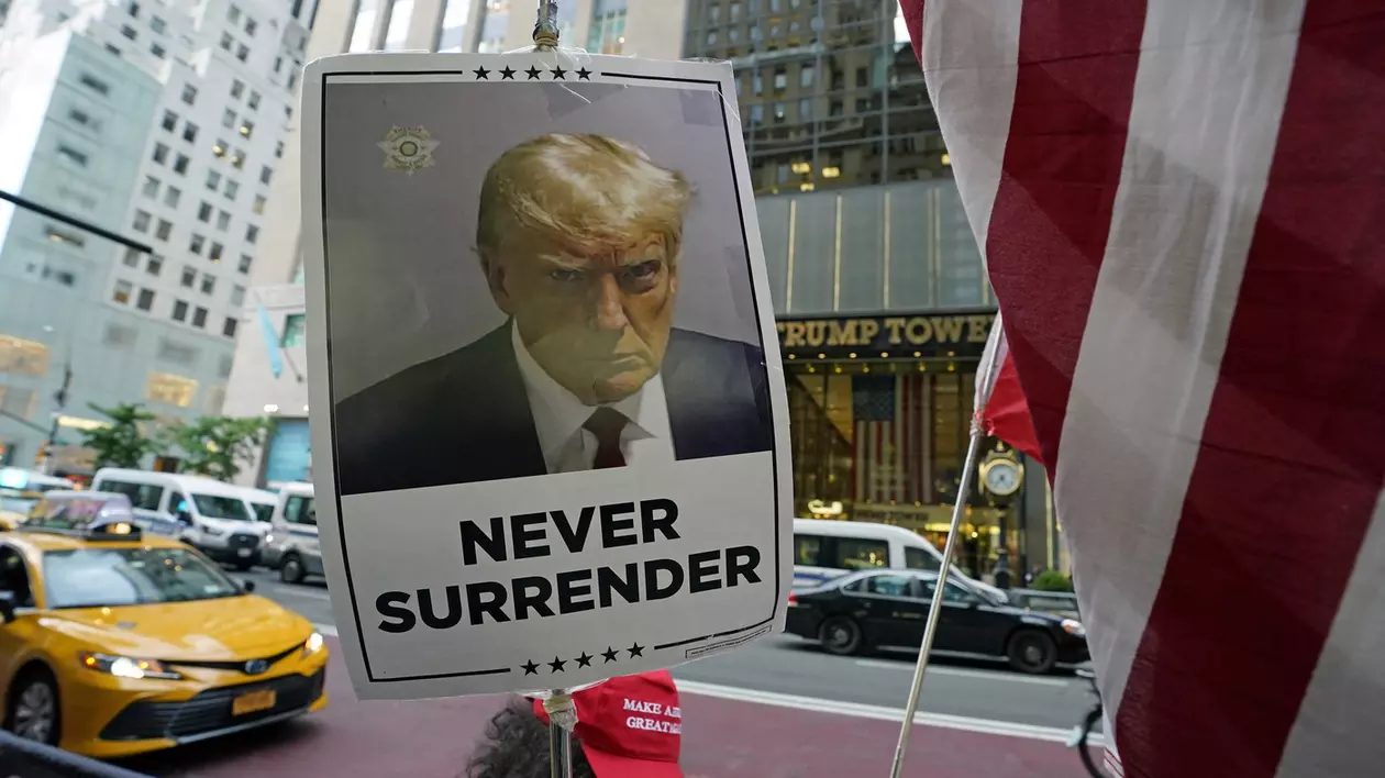 Susținător al lui Donald Trump, în fața Trump Tower din New York Foto: Profimedia