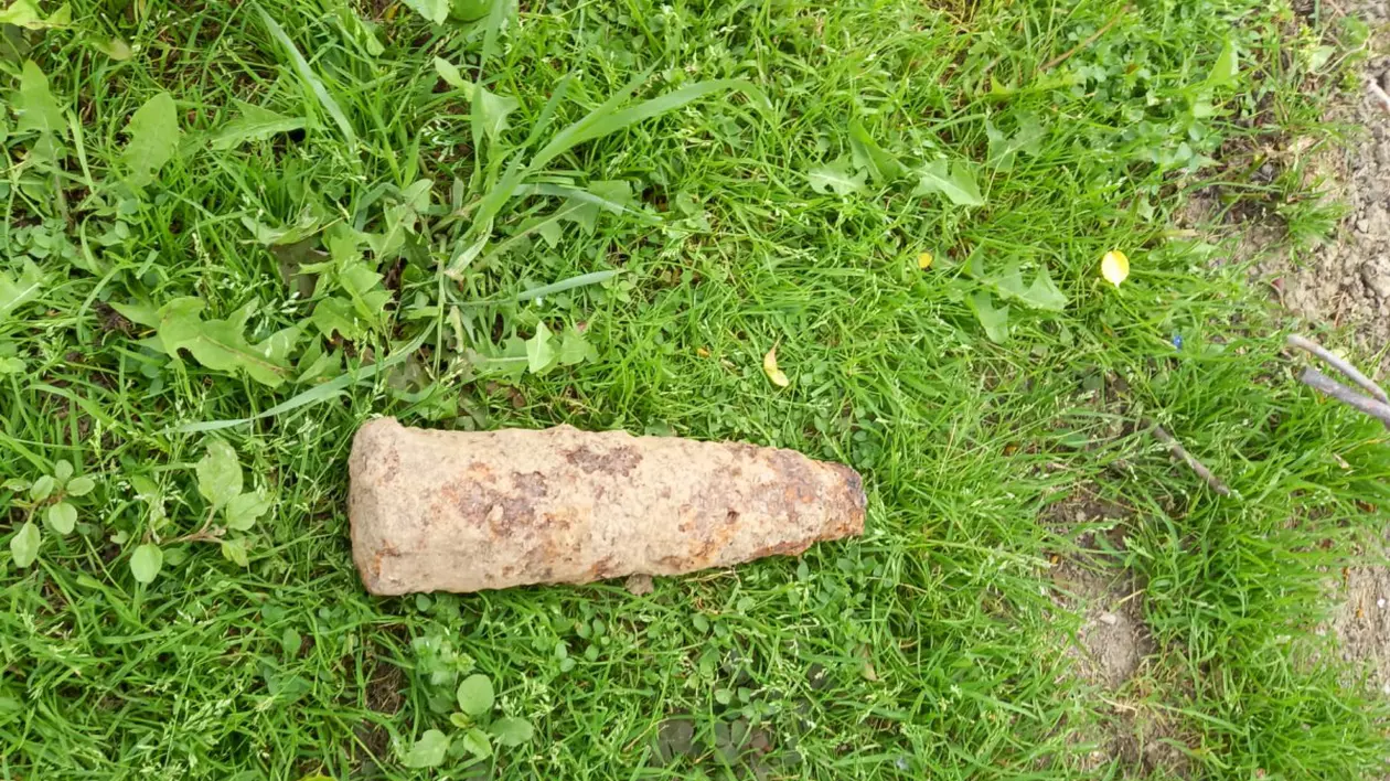 Un giurgiuvean care săpa în curtea casei a găsit un proiectil explozibil. E al șaselea descoperit în Giurgiu de la începutul anului