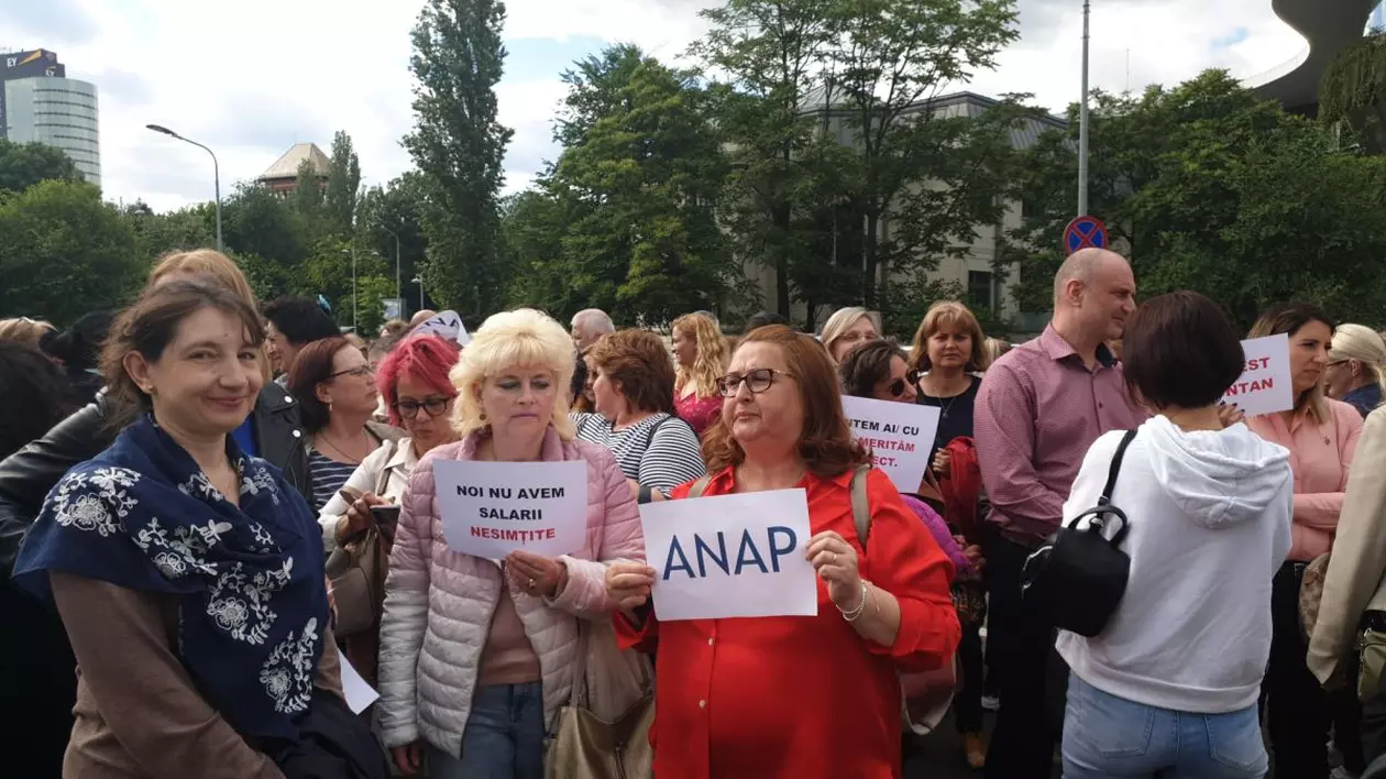 Un nou protest al angajaților Guvernului. Salariații au ieșit în stradă în timp ce în Palatul Victoria avea loc ședința Executivului