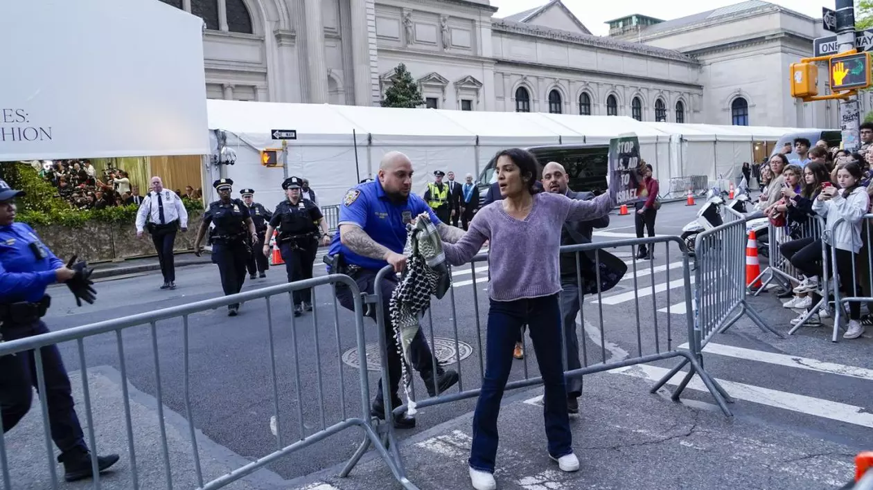 Manifestație pro-palestiniană în apropiere de Met Gala de la New York. Mai multe persoane au fost arestate