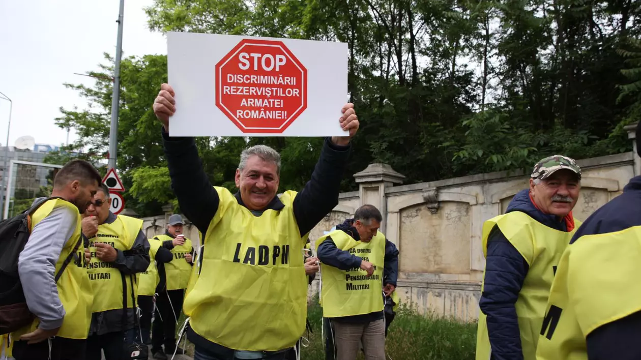 Pensionarii militari, protest la Bucureşti. Ei reclamă „incoerenţa legislativă şi discriminarea”