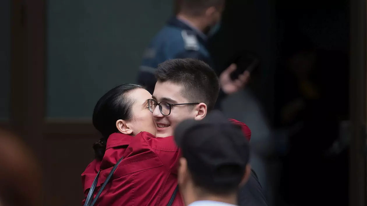 Rezultate Evaluare Naţională 2024 - Imagine cu un elev îmbrăţişat de mama lui după afişarea rezultatelor la Evaluarea Naţională