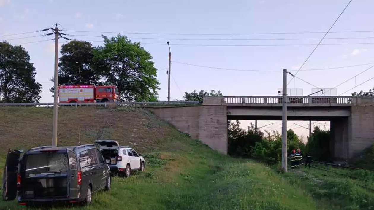 Un bărbat din Iași a murit după ce a căzut de pe o pasarelă în fața trenului