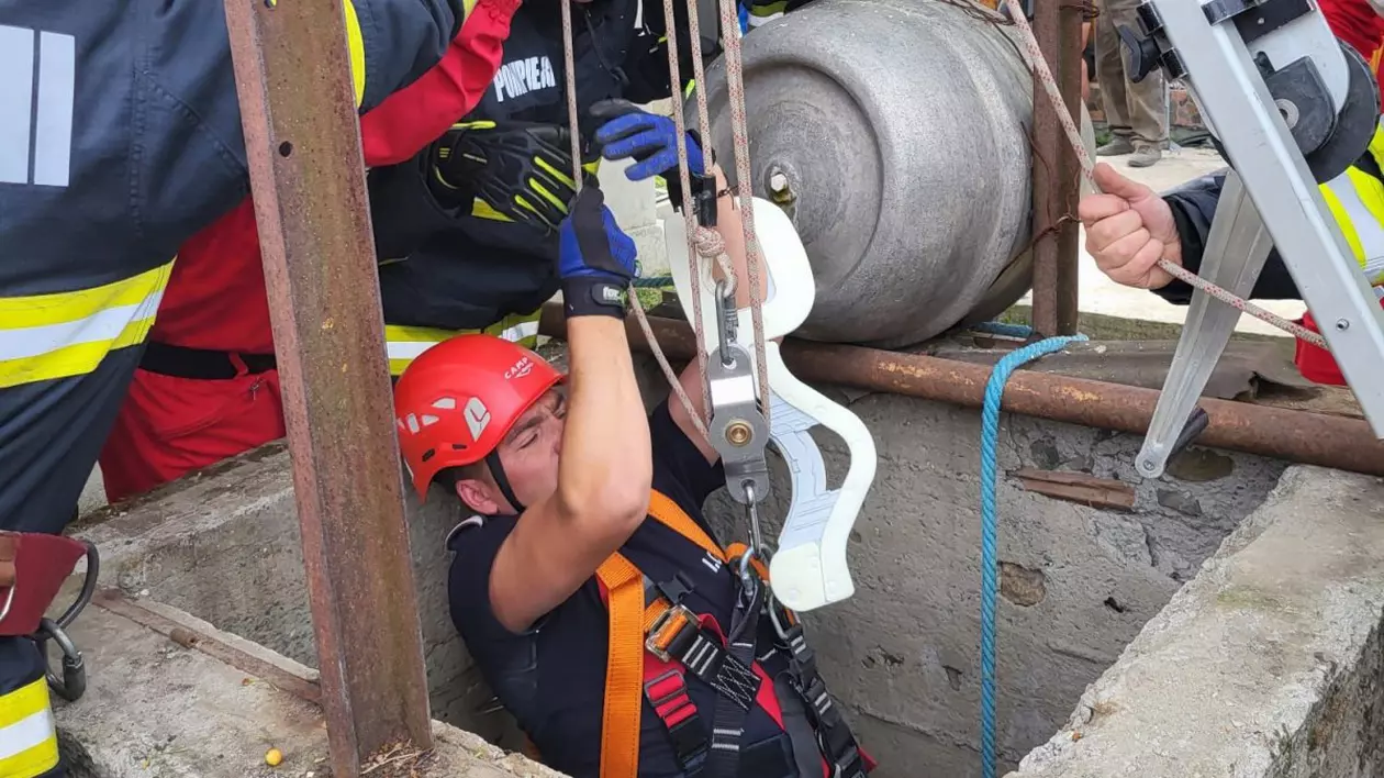 Copilul blocat într-o fântână adâncă de 19 metri la Mireasa, județul Constanța, a fost salvat împreună cu cei doi adulți