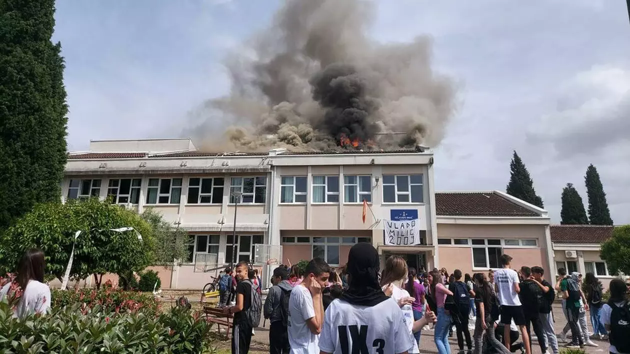 Elevii au aprins torțe și artificii, de bucurie că au absolvit, și au dat foc școlii, la Podgorica | VIDEO