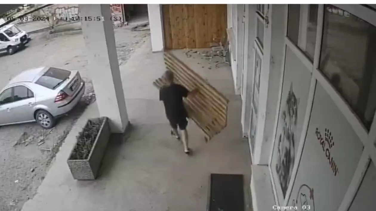 Un bărbat a fost filmat când fură o bancă de lemn din fața unei clinici veterinare din Cluj-Napoca. Mesaj viral pe Facebook