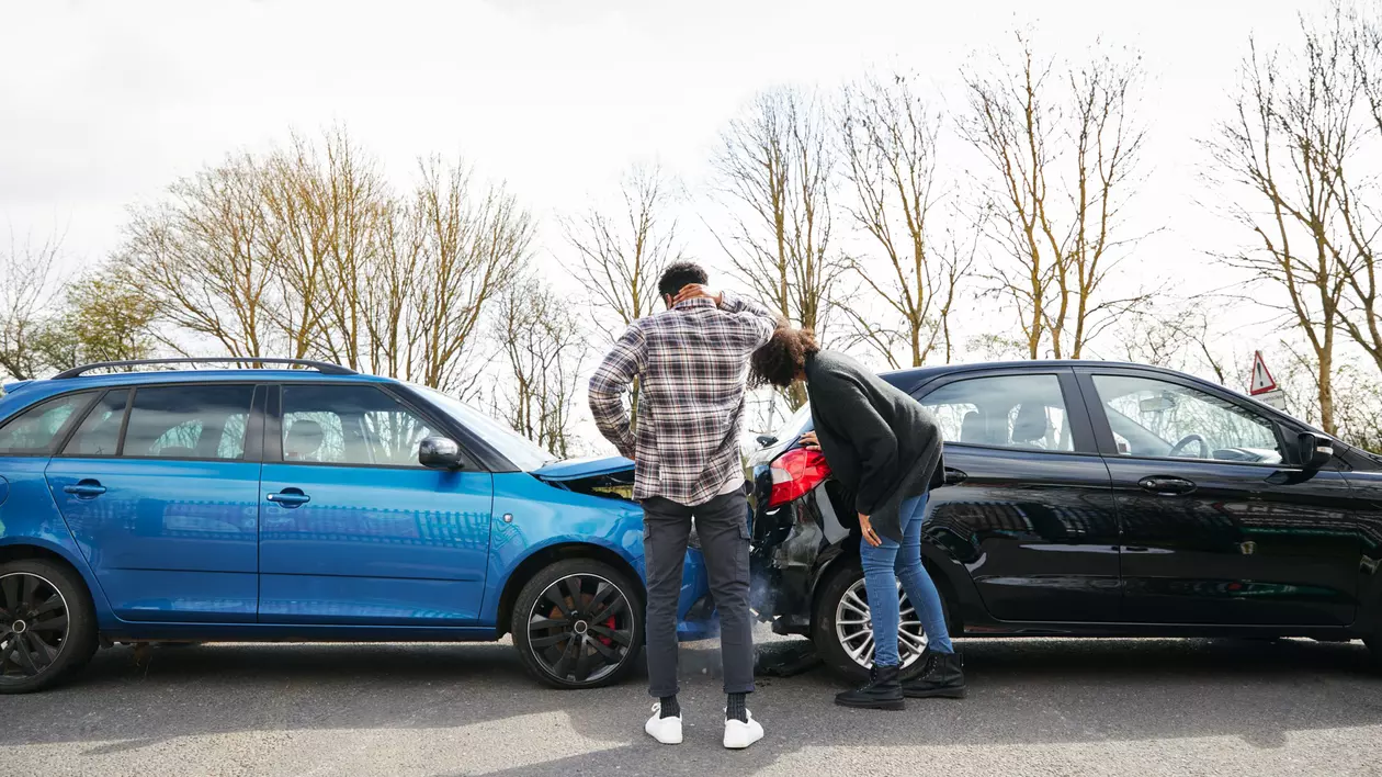 Și taxați, și cu banii luați! Românii vor achita și o coplată la repararea mașinilor, pe lângă polița RCA. Proiect de lege
