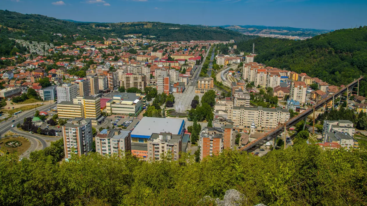 Orașul industrial cenușiu, transformat radical cu bani europeni. „Prețul mediu al unui apartament s-a triplat în opt ani”