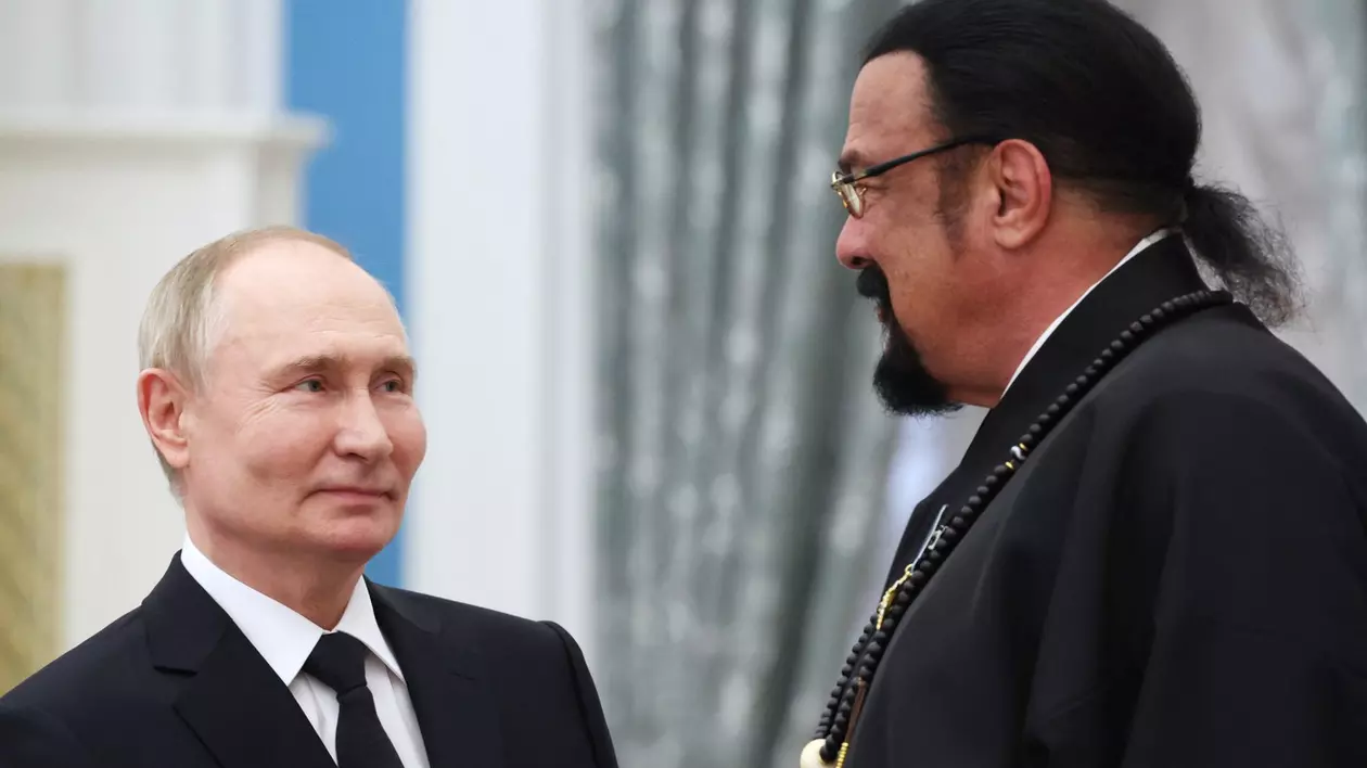 Vladimir Putin (stânga) și Steven Seagal în cadrul ceremoniei de decorare Foto: Profimedia