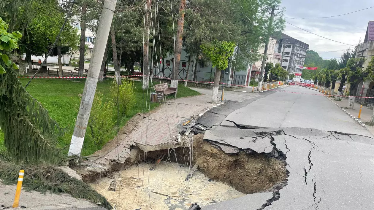 Craterul de la Slănic Prahova, umplut cu pietriș. „Soluția e una provizorie.” Ce spune prefectul despre situația oamenilor evacuați