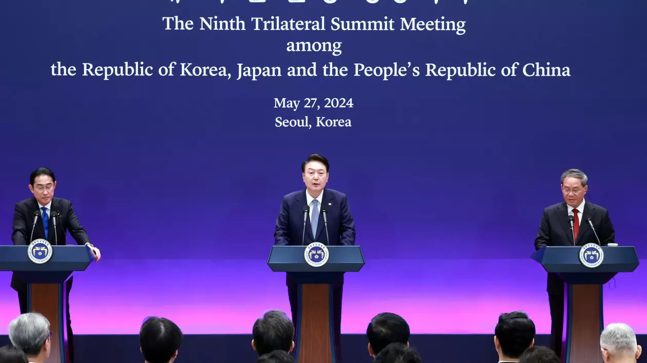 Președintele sud-coreean Yoon Suk Yeol (centru), premierul japonez Gumio Kishida (stânga) și premierul chinez Li Qiang Foto: Hepta
