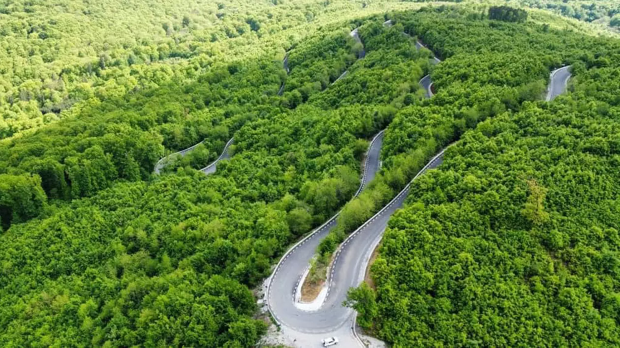 Transapuseana, drumul care scoate din izolare una dintre cele mai frumoase zone ale României. „În 30 de minute ești în mijlocul unui peisaj sălbatic”
