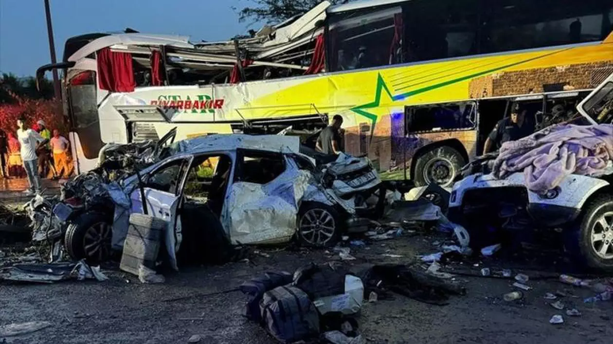 Zece morți și 39 de răniți într-un accident în lanț, pe o autostradă din Turcia. Un autocar s-a răsturnat peste două mașini mici și a lovit un TIR