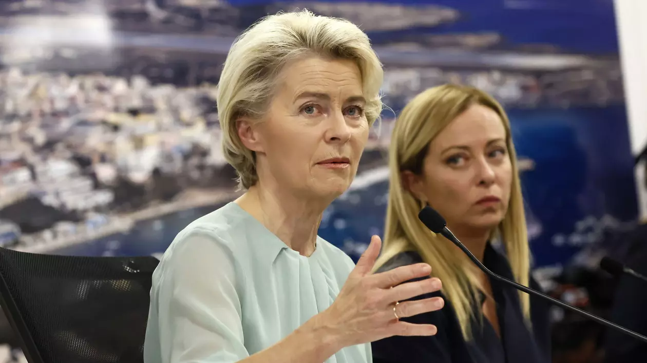 Ursula von der Leyen (în prim-plan) și Giorgia Meloni în timpul unei vizite pe insula Lampedusa Foto: Hepta