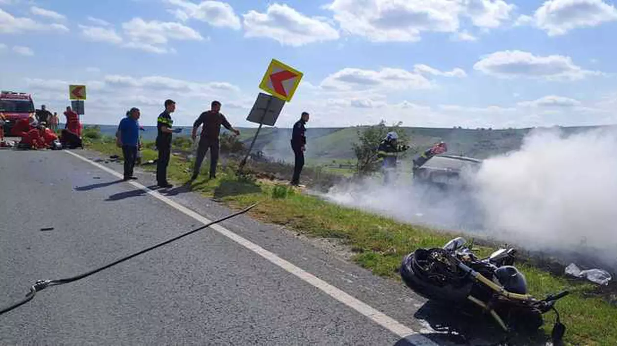 Două motociclete și o mașină s-au izbit și au luat foc la Ciortești, Vaslui: trei oameni au murit