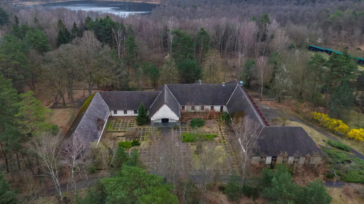 Fosta vilă a ministrului propagandei Reich-ului, Joseph Goebbels, pe situl Bogensee (vedere aeriană cu o dronă). Situl Bogensee, la nord de Berlin, include fostul liceu Wilhelm Pieck FDJ și vila ministrului Propagandei Reichului, Joseph Goebbels. Foto: Patrick Pleul/dpa via Profimedia