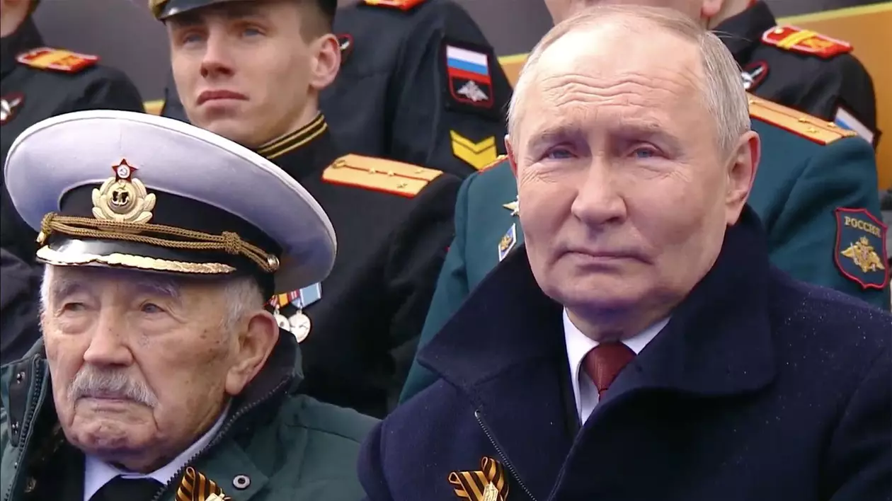 Vladimir Putin (dreapta), alături de un veteran la parada de la Moscova Foto: Profimedia