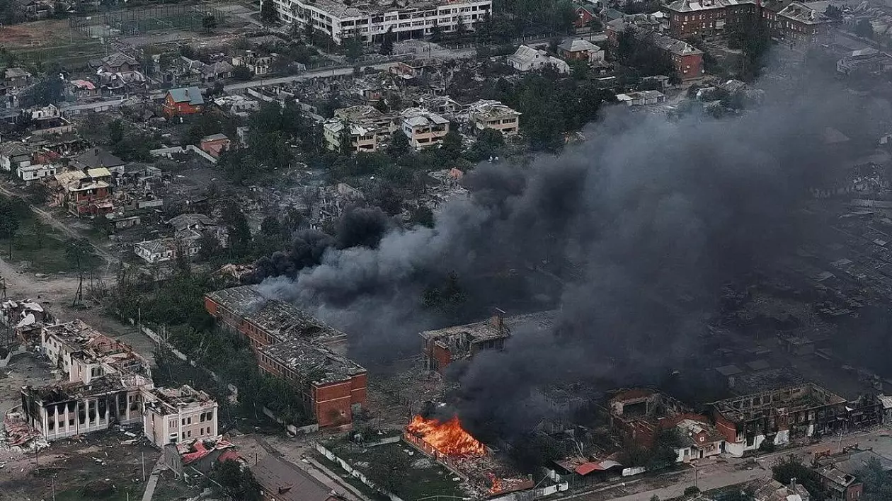 Rușii au mai șters de pe fața pământului un oraș ucrainean, pe care-l bombardează de 12 zile. Imagini ca după apocalipsă în Vovceansk | VIDEO
