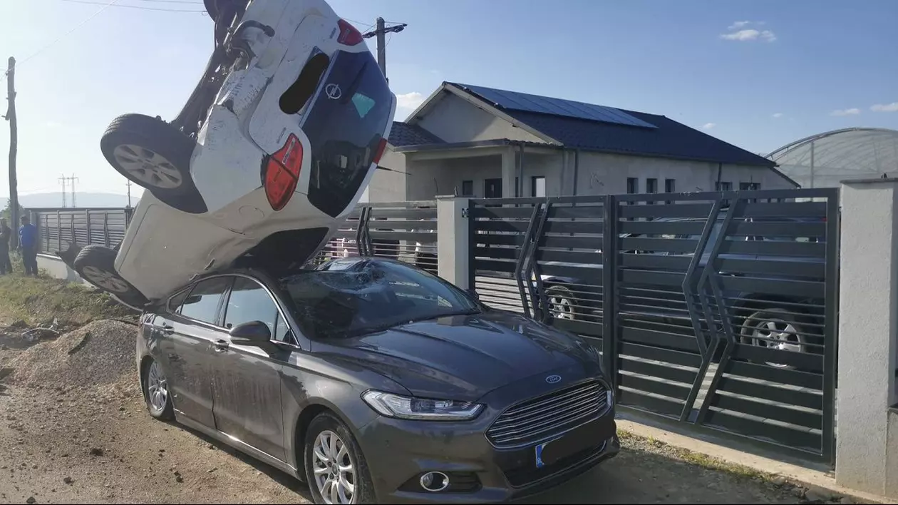 Un Opel a lovit un BMW, a zburat de pe șosea și a aterizat pe capota unui Ford parcat în fața porții, la Rădulești, în Vrancea. VIDEO