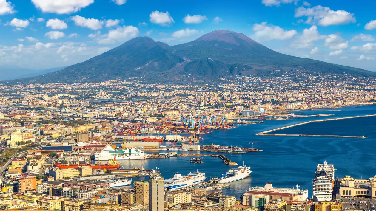 Vulcanul Vezuviu din Italia - Imagine aeriană asupra Golfului Napoli, având în fundal Vulcanul Vezuviu.