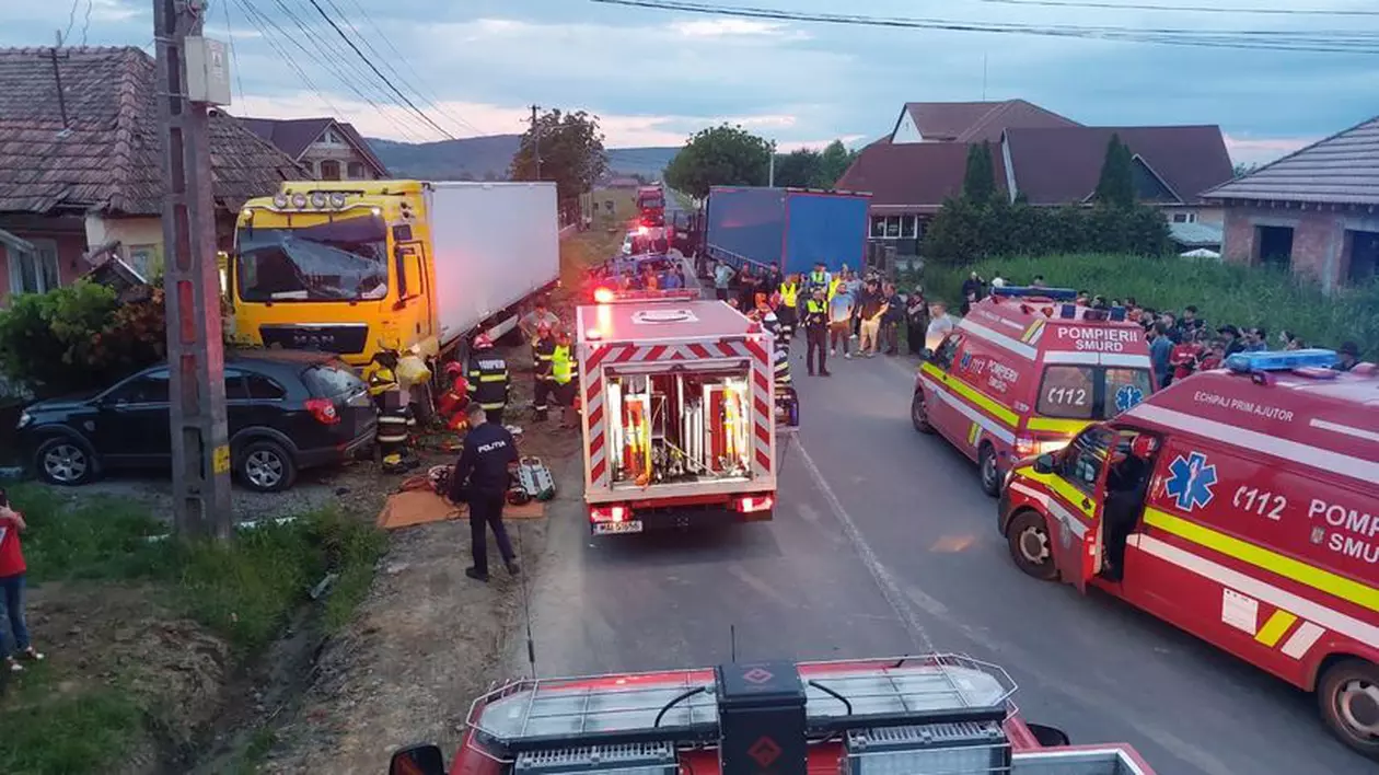 Accident grav între două camioane și o mașină în Ciba, județul Mureș. Opt persoane au fost rănite 
