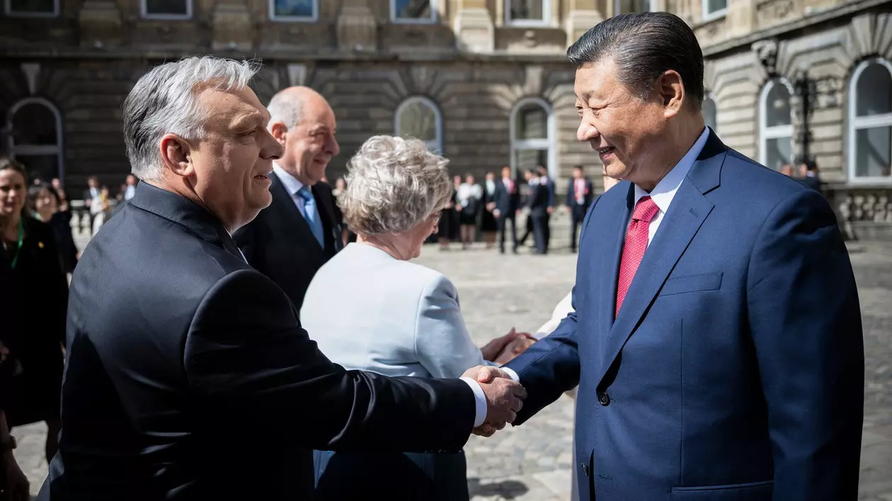 Viktor Orban (stânga), încântat să-l primească pe Xi Jinping Foto: Profimedia