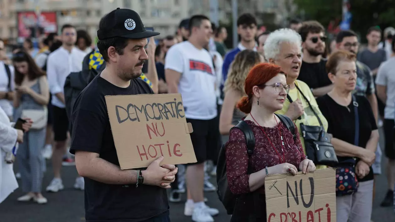 Protest cu câteva sute de oameni în Piața Victoriei, la care participă și Clotilde Armand. Oamenii cer renumărarea voturilor