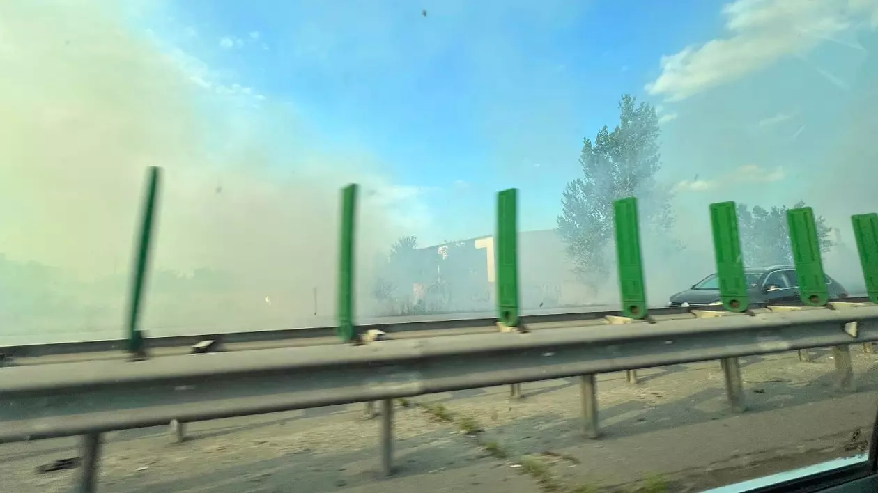 Circulația rutieră, reluată pe ambele sensuri ale Autostrăzii Soarelui. Incendiul de vegetație a provocat întârzieri mari pentru trenurile spre și dinspre Constanța
