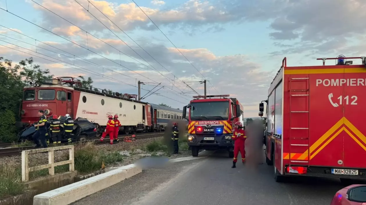 Tânăr de 19 ani, din Suceava, mort după ce maşina pe care o conducea a fost lovită de tren, la o trecere cu calea ferată