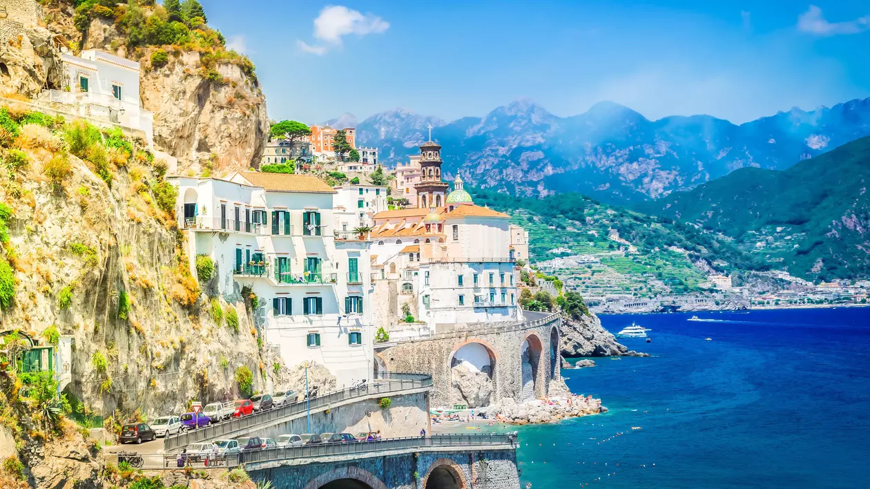 Coasta Amalfi - ce să vizitezi pe coasta amalfitană - Imagine cu oraşul Amalfi văzut de pe mare.