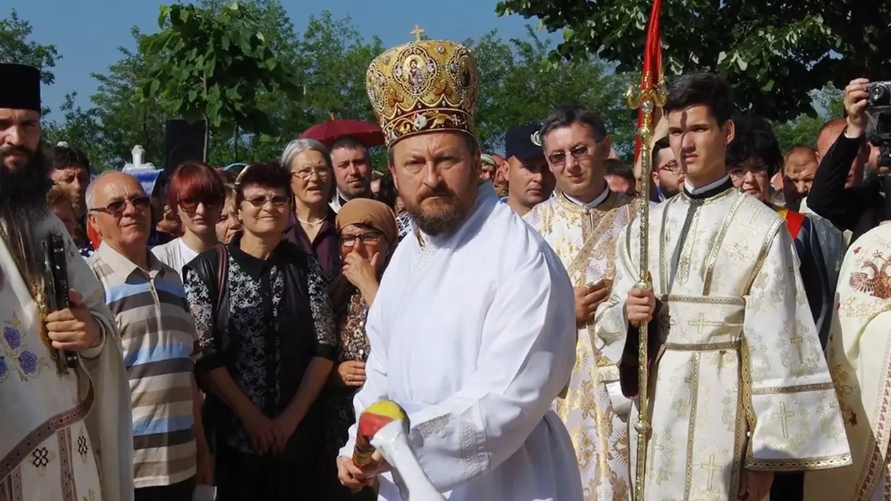 Opt ani de închisoare pentru fostul episcop de Huși, Corneliu Onilă, după ce a violat mai mulți elevi de la seminarul ortodox. Reacția Episcopiei