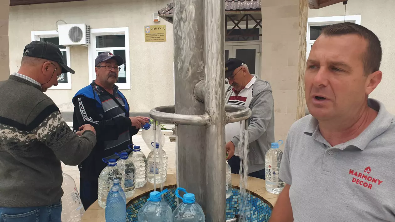 Izvoarele din Herculane cu apă gratuită din belșug. Unii iau cu camioneta câte 400-500 de litri: „Vine dintr-un izvor-galerie săpat acum 2.000 de ani”
