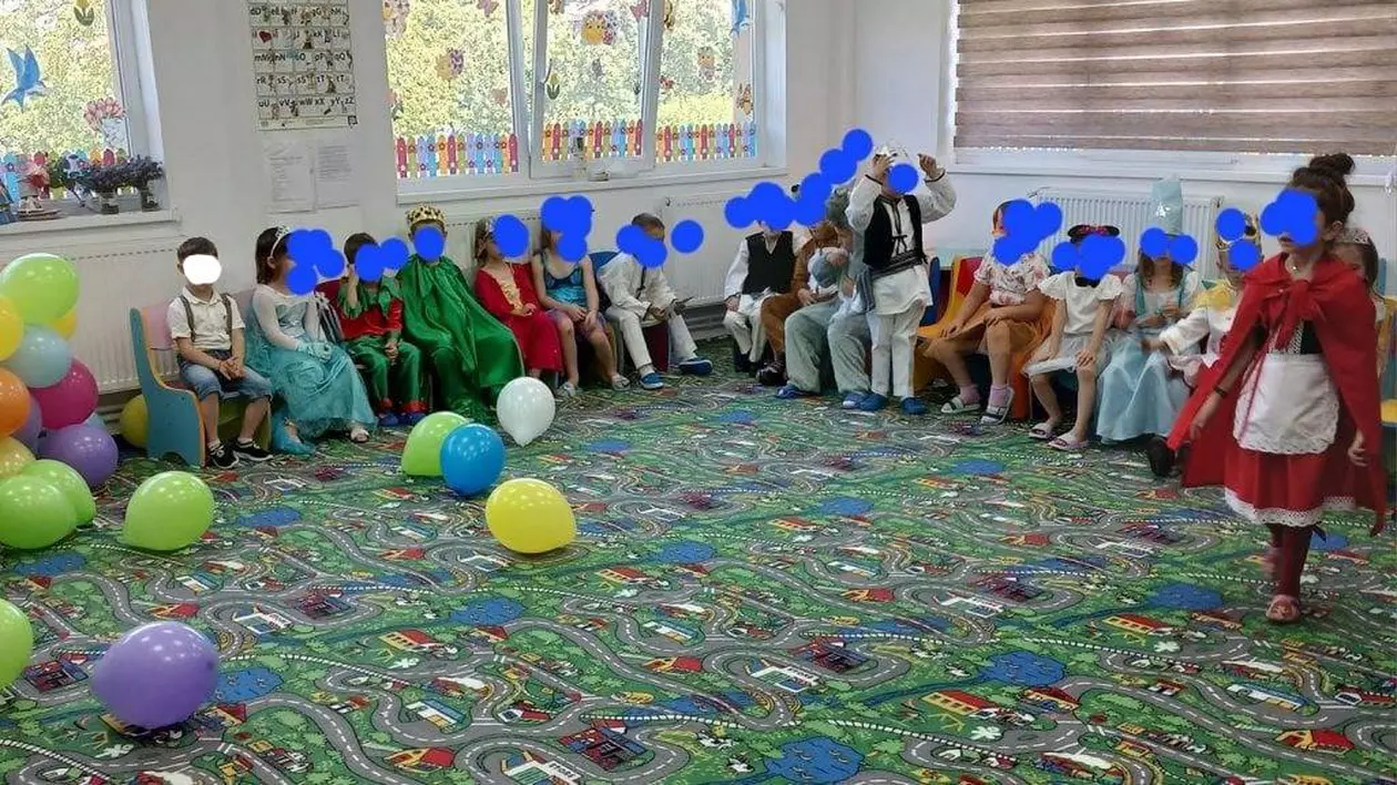 Copil fără costum, primul din stânga, este cel în cauză Foto via Facebook