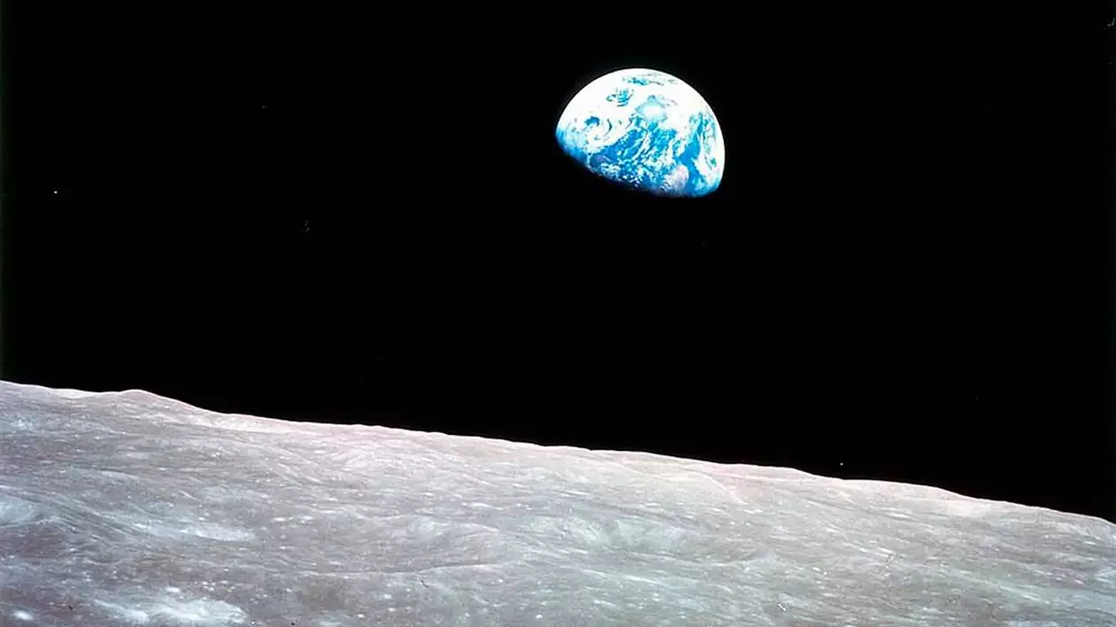 Earthrise. Pământul văzut de pe orbita Lunii Foto NASA