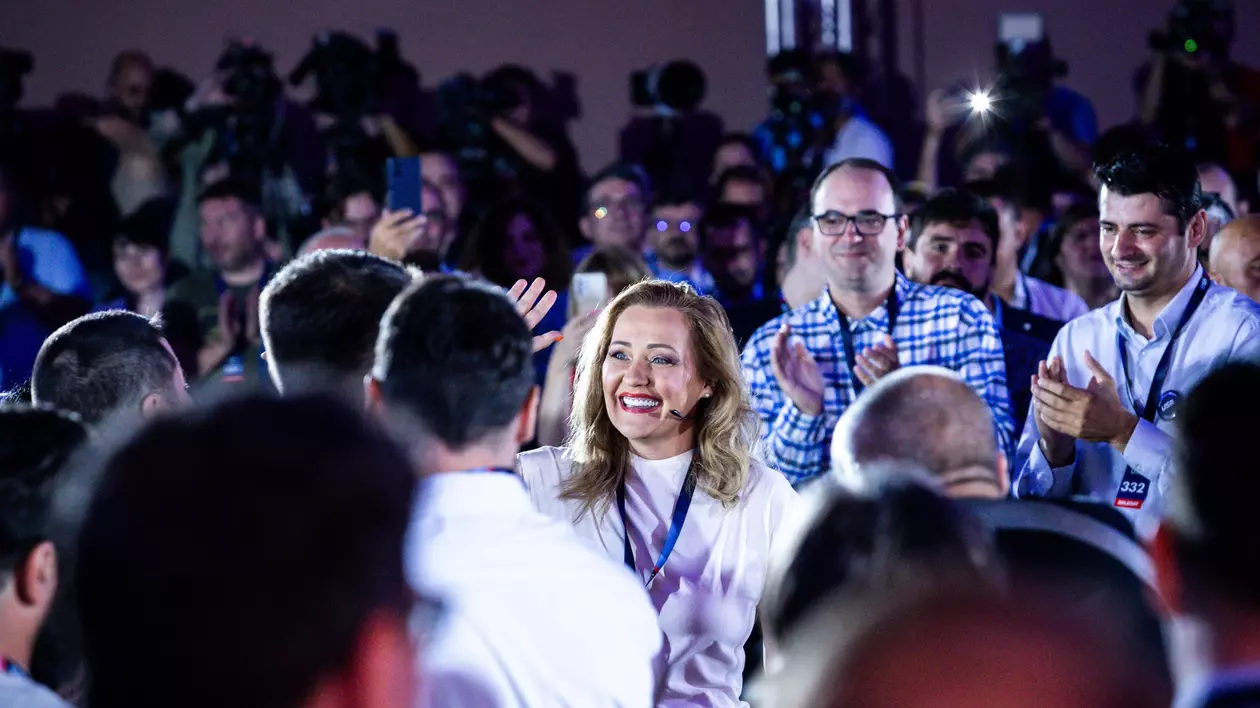 Elena Lasconi în mijlocul membrilor USR la Congres FOTO USR