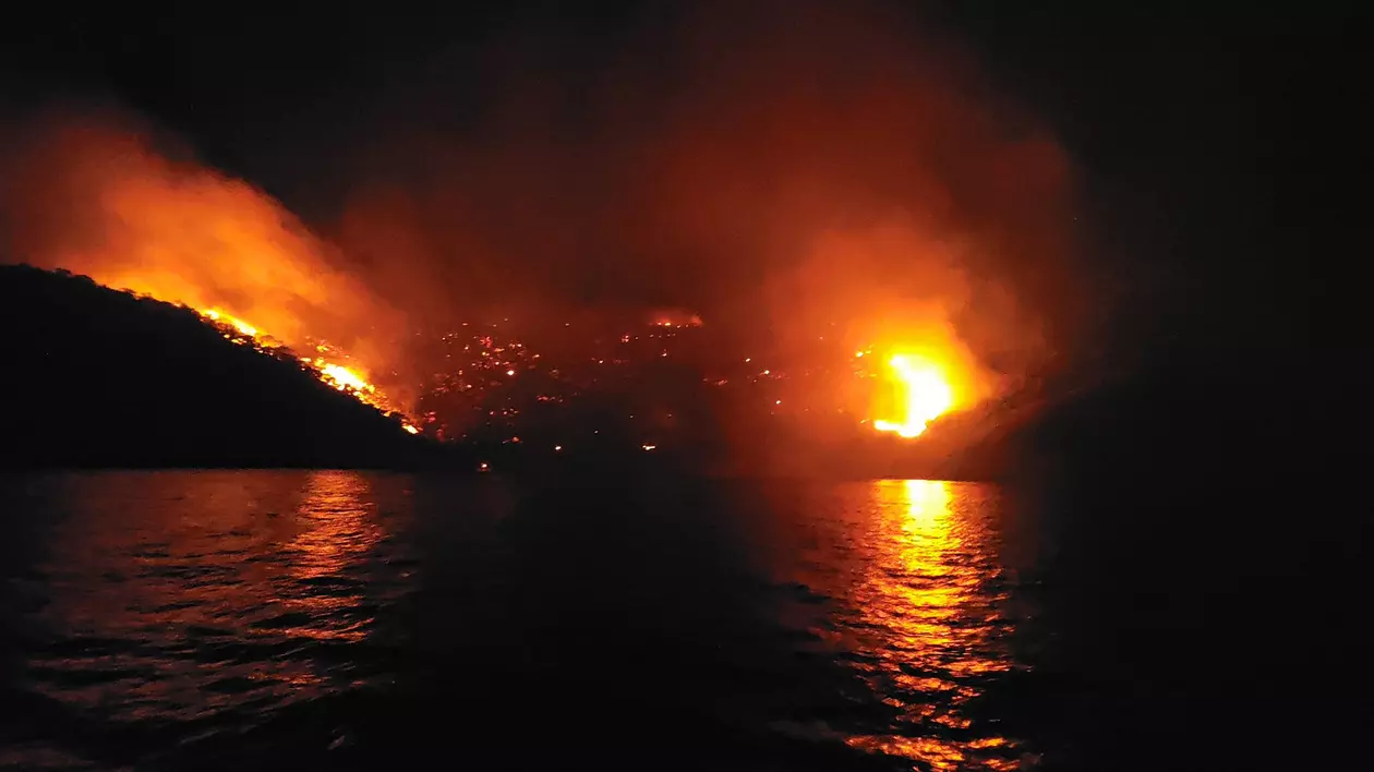 Scandal în Grecia, după ce singura pădure de pini de pe insula Hydra a luat foc, după un spectacol de artificii de pe un iaht: „E revoltător”