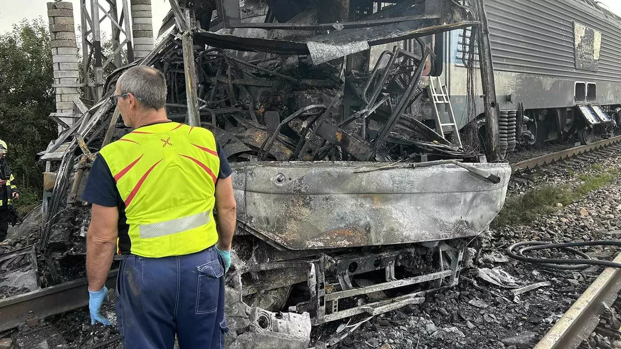 Cel puțin 5 morți într-un accident în Slovacia, după ce un tren Eurocity a lovit un autobuz