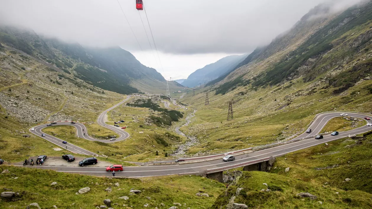 Transfăgărăşanul se deschide vineri. Turiştii, avertizaţi să fie atenţi la urşi