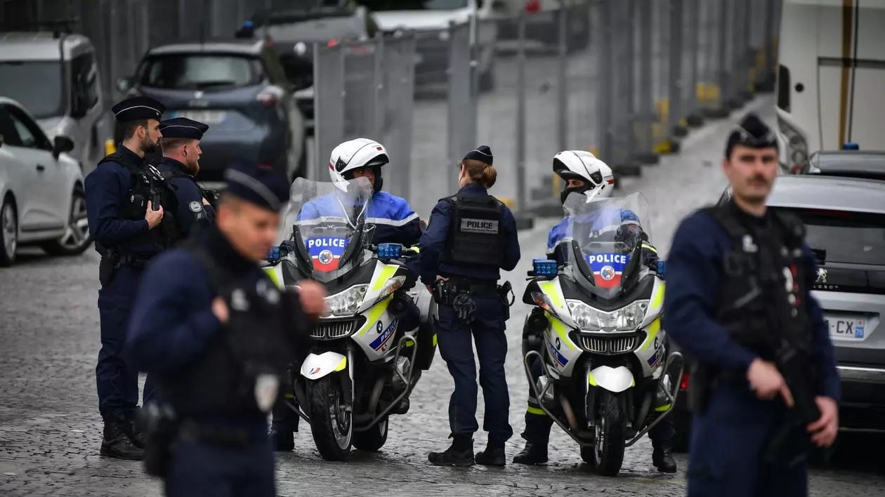 Un ucrainean cu cetățenie rusă, arestat într-un hotel din Paris, după ce un dispozitiv exploziv i-a explodat în față
