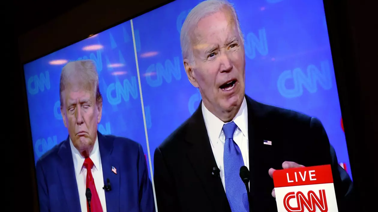 Prima dezbatere prezidențială din 2024 este văzută la televizor între președintele american Joe Biden și candidatul republican la președinție și fostul președinte Donald Trump, găzduită de CNN în Atlanta pe 27 iunie 2024 Foto HEPTA