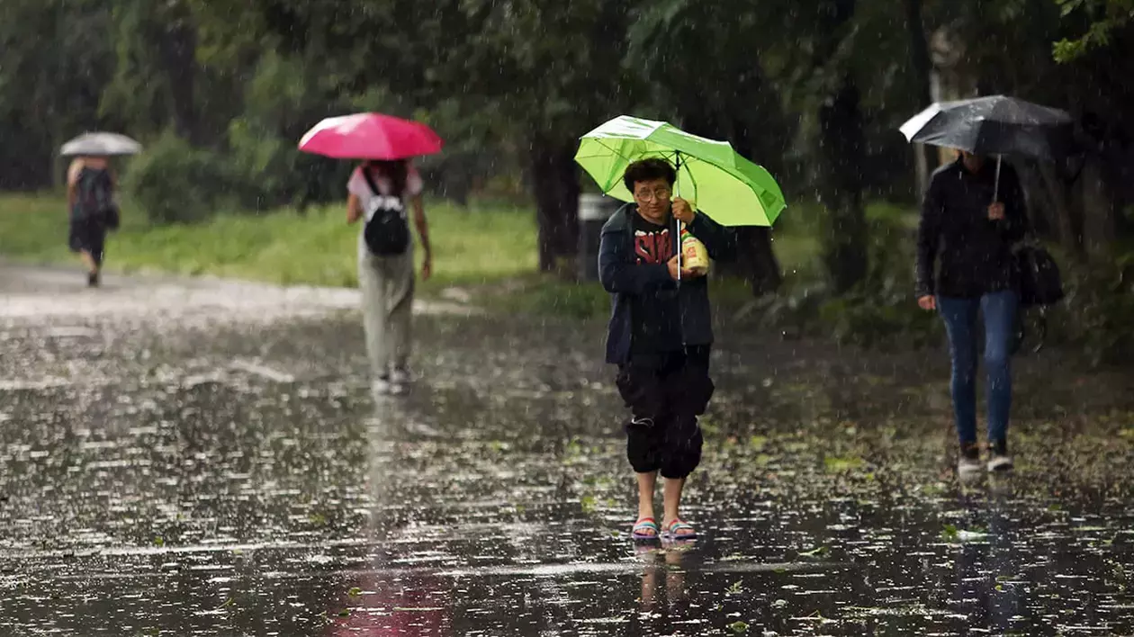 Jumătate de țară, sub avertizări meteo de furtuni: unde vor fi vijelii, ploi torențiale și grindină. Canicula se menține în sud