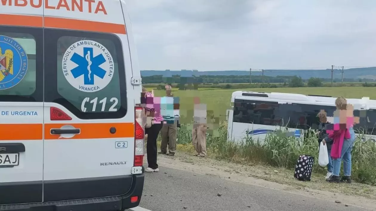 Autocar cu peste 50 de copii, implicat într-un accident în Bacău