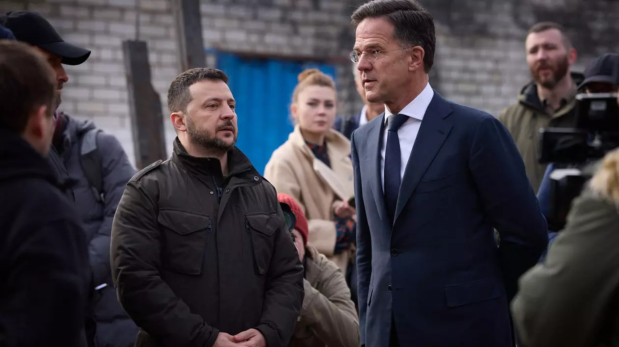 Mark Rutte (dreapta, în prim-plan), în vizită la Harkov alături de Volodimir Zelenski Foto: Profimedia